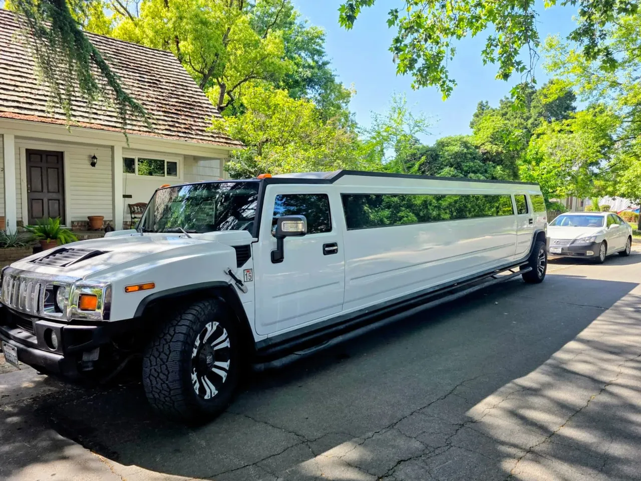 Hummer H2 White Limousine on offer Hummer H2 White Limousine on offer