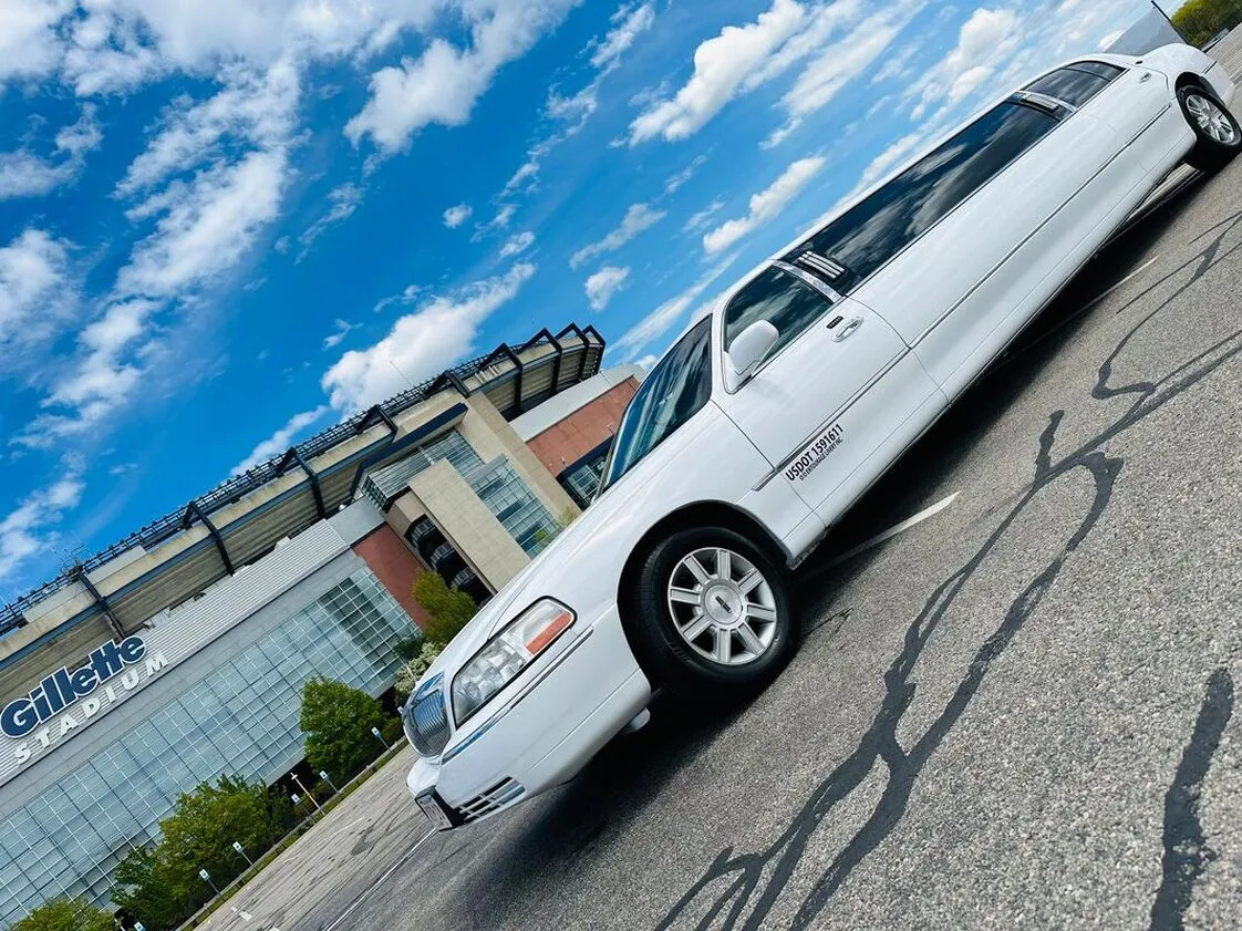 White Lincoln Town CAR Limousine #4, photo 5 for limo rental White Lincoln Town CAR Limousine #4, photo 5 for limo rental